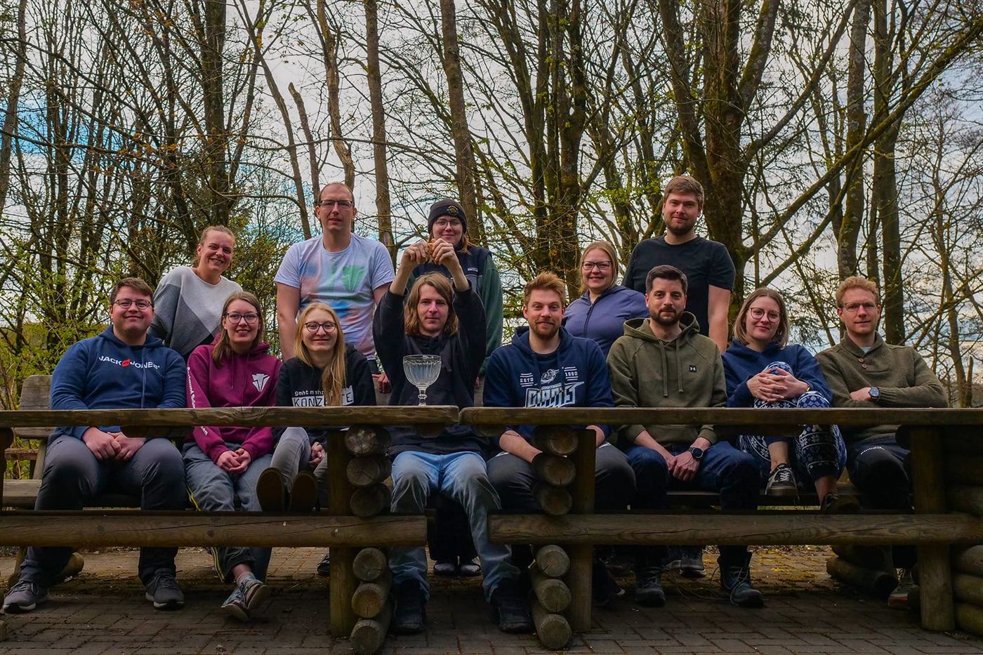 Gruppenbild der Leiterrunde im Wald